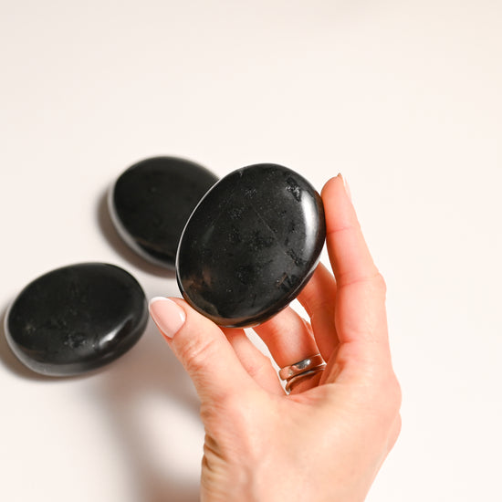 BlackTourmalinePlamStone-Maisonetherique1