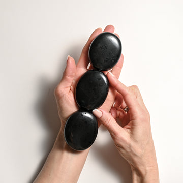 BlackTourmalinePlamStone-Maisonetherique3