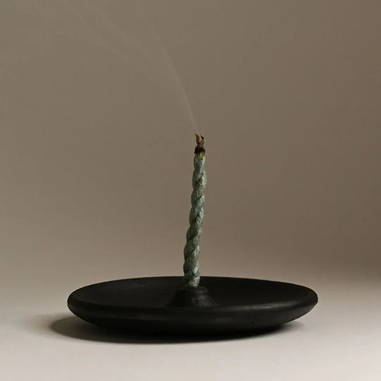 Burning_Devdar_rope_incense - Maison Éthérique