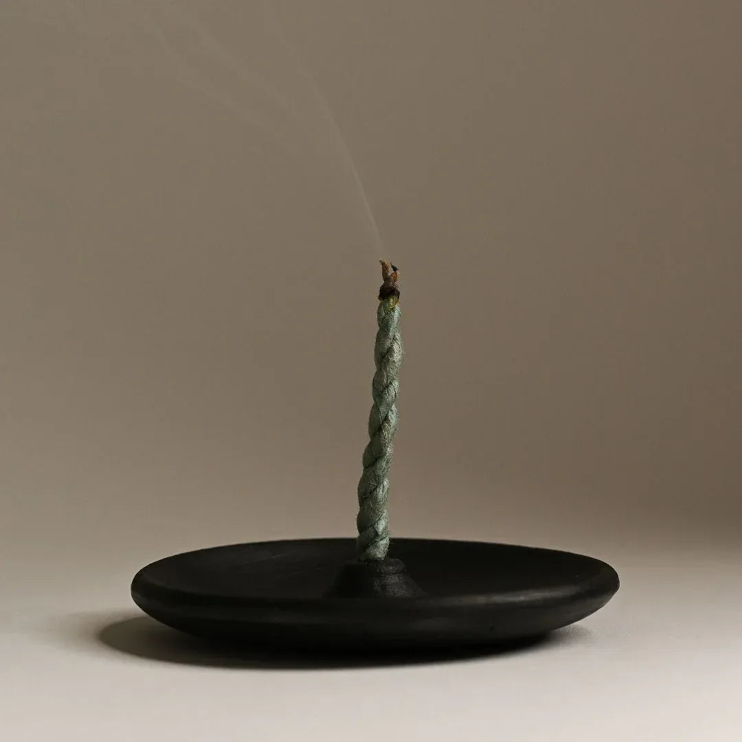 Burning_Devdar_rope_incense - Maison Éthérique