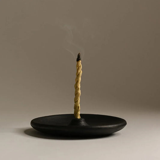 Burning_of_Krishna_Rope_Incense - Maison Éthérique