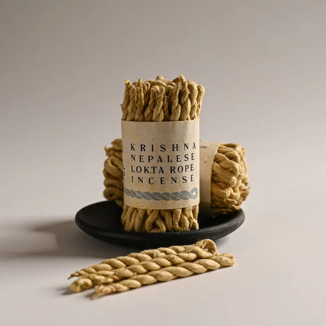 Krishna_Nepalese_Lokta_Rope_Incense_on_a_Clay_holder - Maison Éthérique